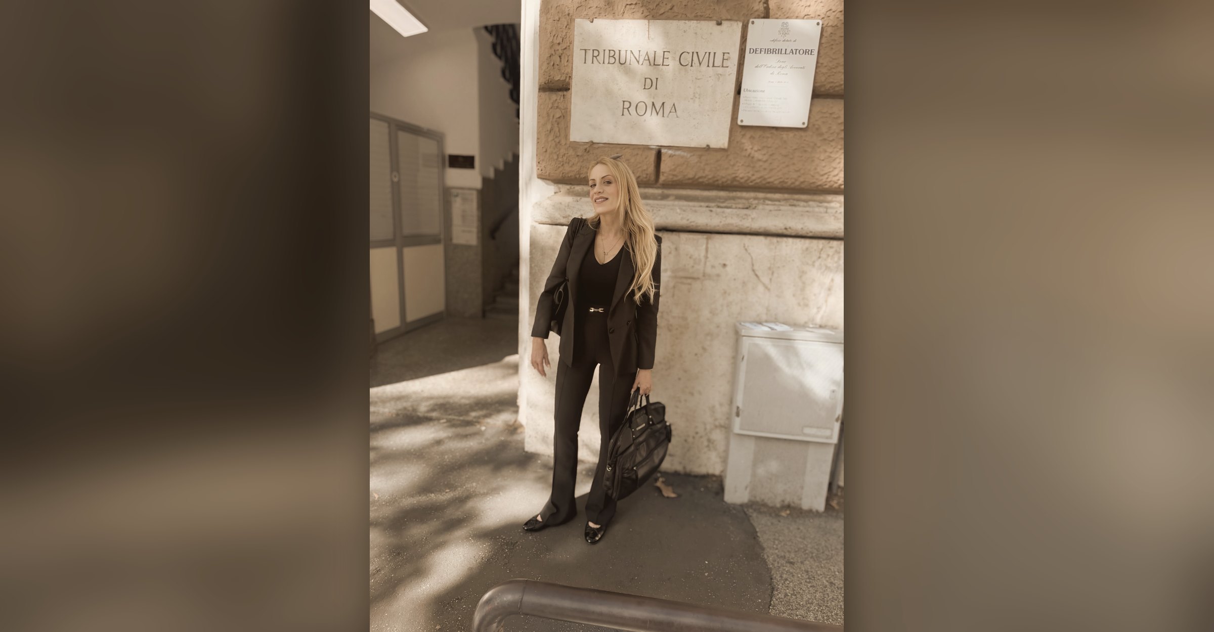 La traduttrice ufficiale davanti alla targa del Tribunale Civile di Roma, Viale Giulio Cesare