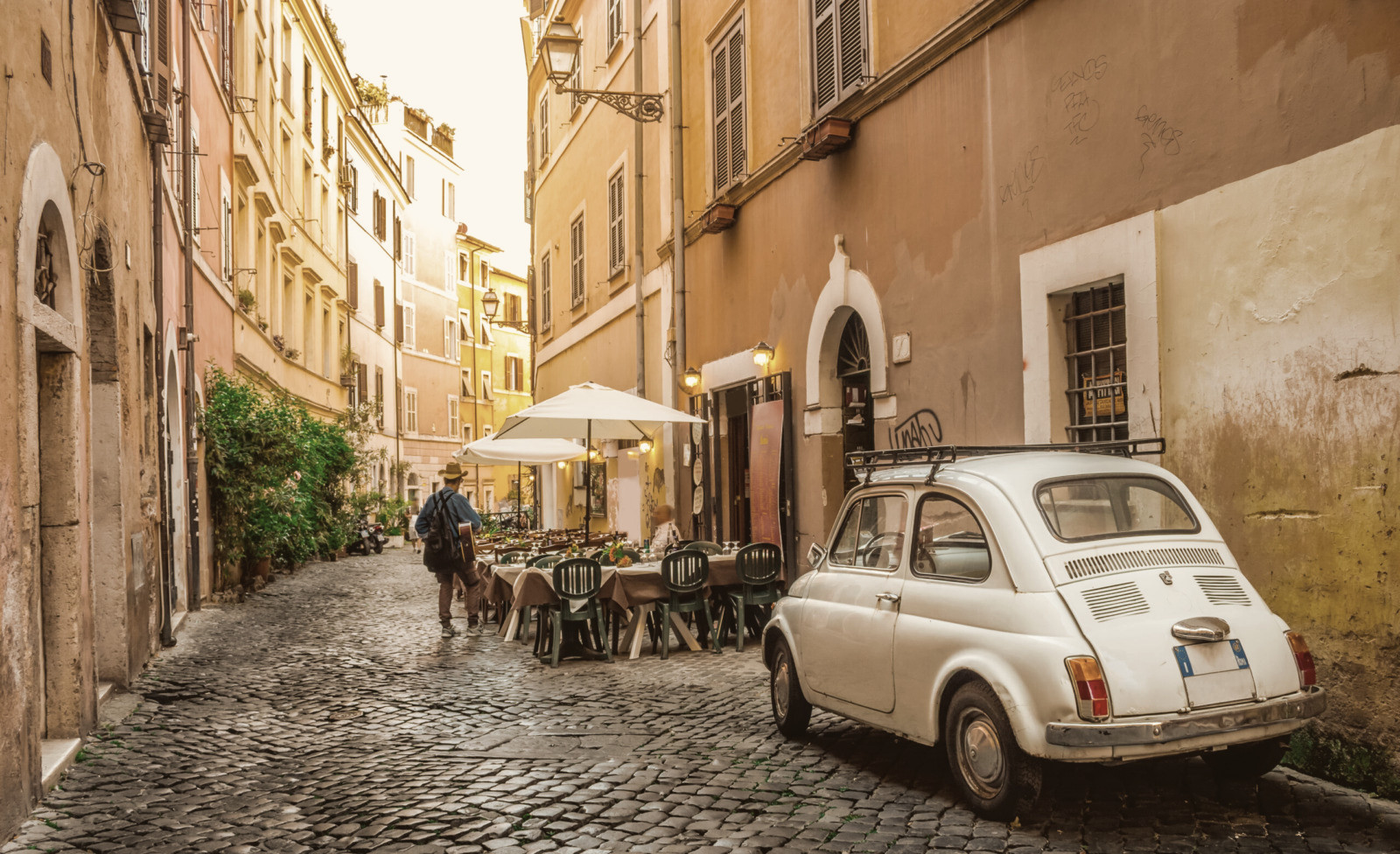Una Fiat 500 in un vicolo di Roma, traduzione giurata della patente di guida